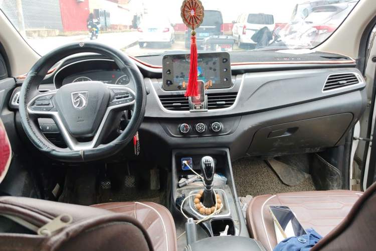 Used Baojun 730 2019 1.5L Manual Fashion Model 7-seater National V Center Console