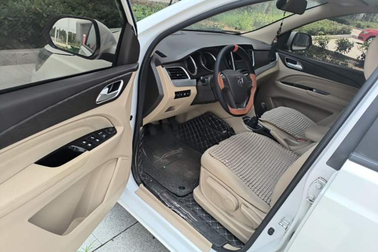 Used Baojun 730 2019 1.5L Manual Value Edition 7 Seats China VI Emission Standard Driver Seat