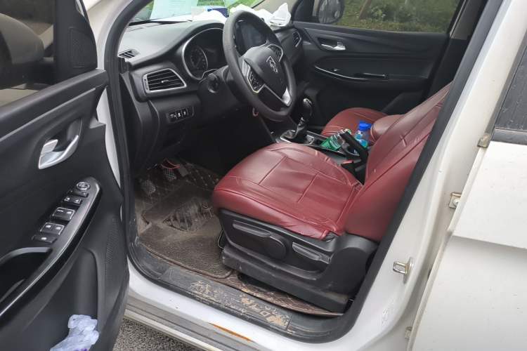 Used Baojun 730 2019 1.5T Manual Fashion Model 7-seater China VI Driver Seat