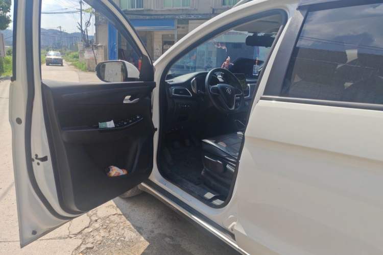 Used Baojun 730 2019 1.5L Manual Fashion Model 7-seater National V Driver Seat