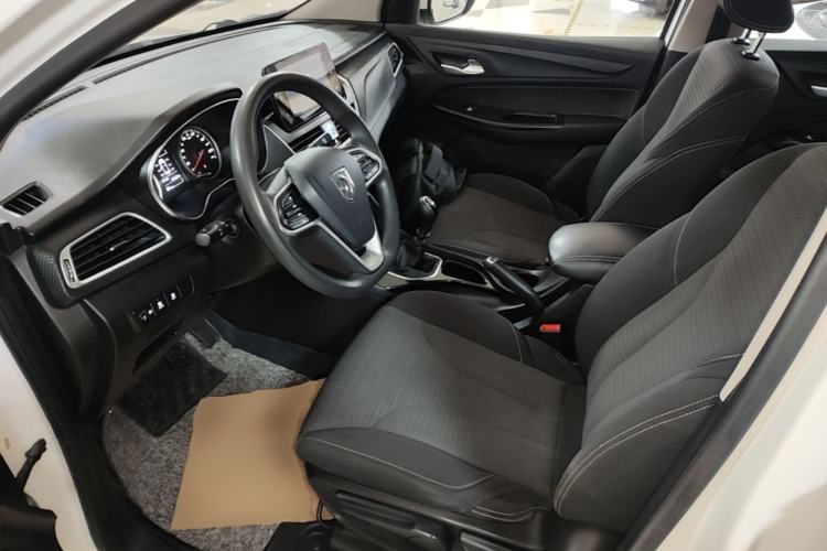 Used Baojun 730 2019 1.5T Manual Fashion Model 7-seater National V Driver Seat