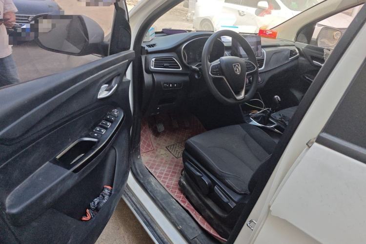 Used Baojun 730 2019 1.5T Manual Fashion Model 7-seater National V Driver Seat