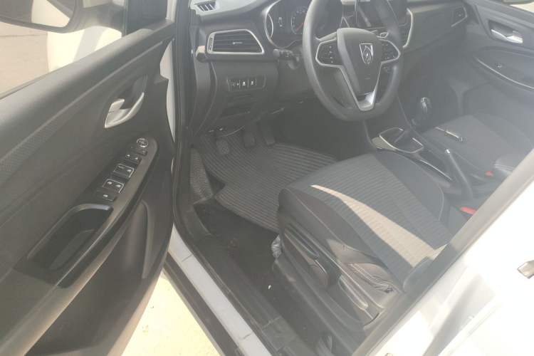 Used Baojun 730 2019 1.5T Manual Fashion Model 7-seater National V Driver Seat