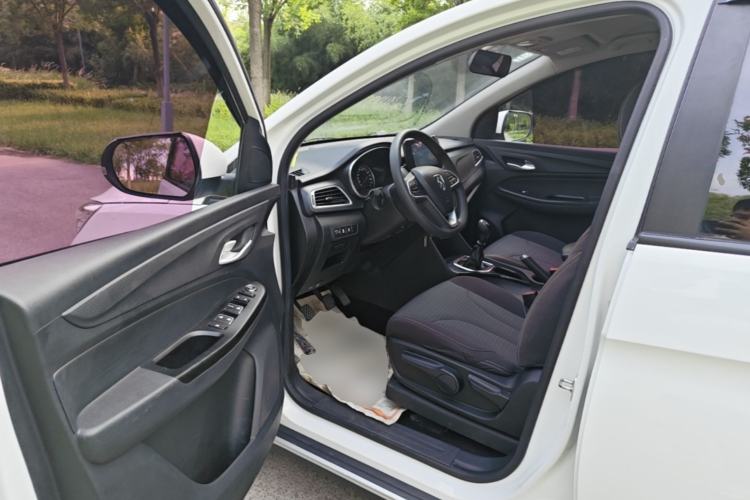 Used Baojun 730 2019 1.5L Manual Fashion Model 7-seater China VI Driver Seat