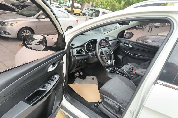 Used Baojun 730 2019 1.5T CVT Fashion Model 7 Seats China V Emission Standard Driver Seat