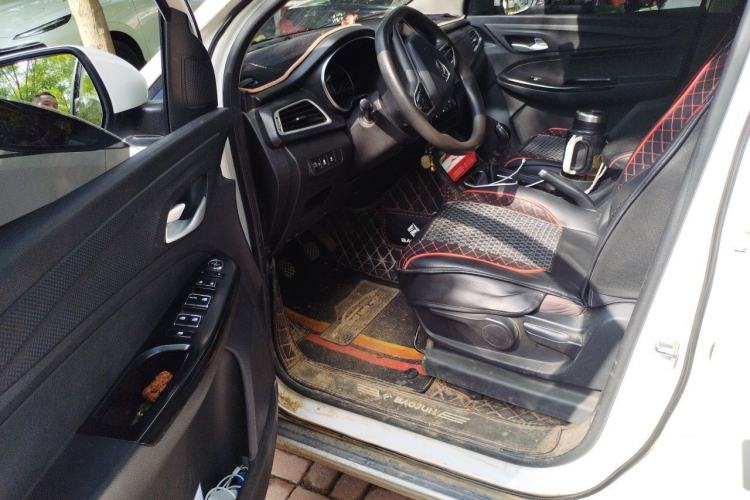 Used Baojun 730 2019 1.5T Manual Fashion Model 7-seater National V Driver Seat