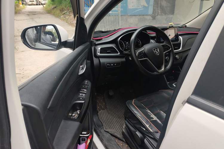 Used Baojun 730 2019 1.5L Manual Fashion Model 7-seater National V Driver Seat