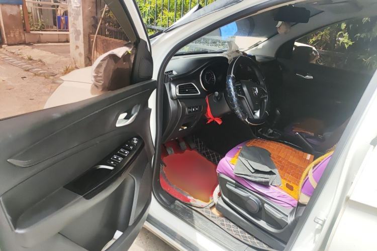 Used Baojun 730 2019 1.5L Manual Fashion Model 7-seater China VI Driver Seat
