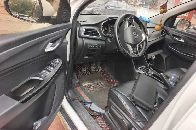 Used Baojun 730 2019 1.5L Manual Fashion Model 7-seater China VI Driver Seat