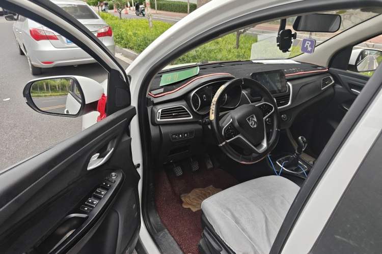Used Baojun 730 2019 1.5L Manual Fashion Model 7-seater National V Driver Seat