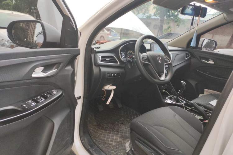 Used Baojun 730 2019 1.5L Manual Fashion Model 7-seater National V Driver Seat
