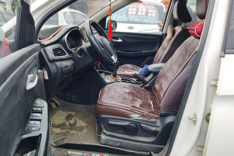 Used Baojun 730 2019 1.5L Manual Fashion Model 7-seater National V Driver Seat