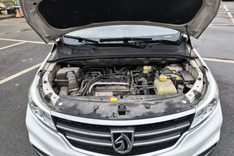 Used Baojun 730 2019 1.5T Manual Fashion Model 7-seater China VI Engine Bay
