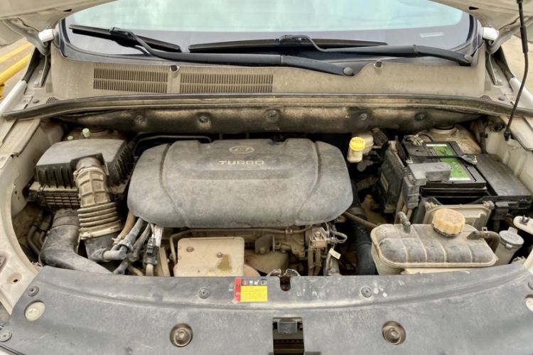 Used Baojun 730 2019 1.5T CVT Flagship Model 7 Seats China VI Emission Standard Engine Bay