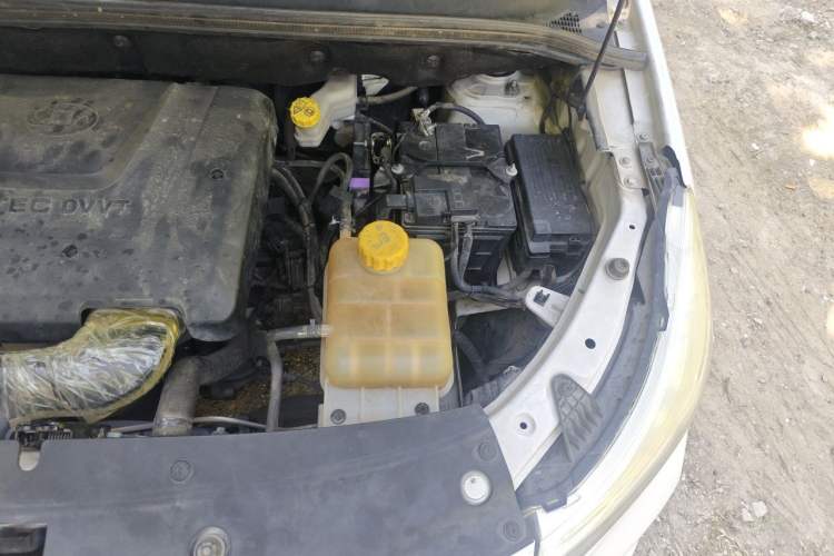 Used Baojun 730 2019 1.5L Manual Fashion Model 7-seater National V Engine Bay Left