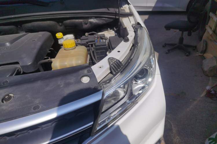 Used Baojun 730 2019 1.5L Manual Fashion Model 7-seater National V Engine Bay Left