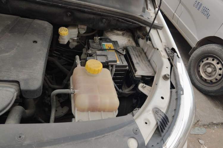 Used Baojun 730 2019 1.5L Manual Fashion Model 7-seater National V Engine Bay Left