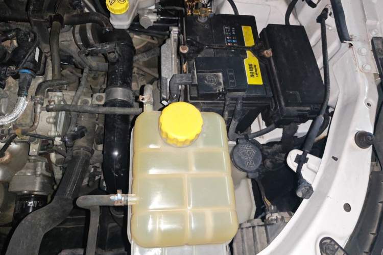 Used Baojun 730 2019 1.5T Manual Fashion Model 7-seater National V Engine Bay Left