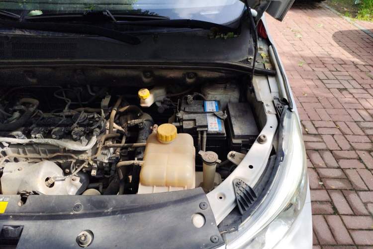 Used Baojun 730 2019 1.5T Manual Fashion Model 7-seater National V Engine Bay Left