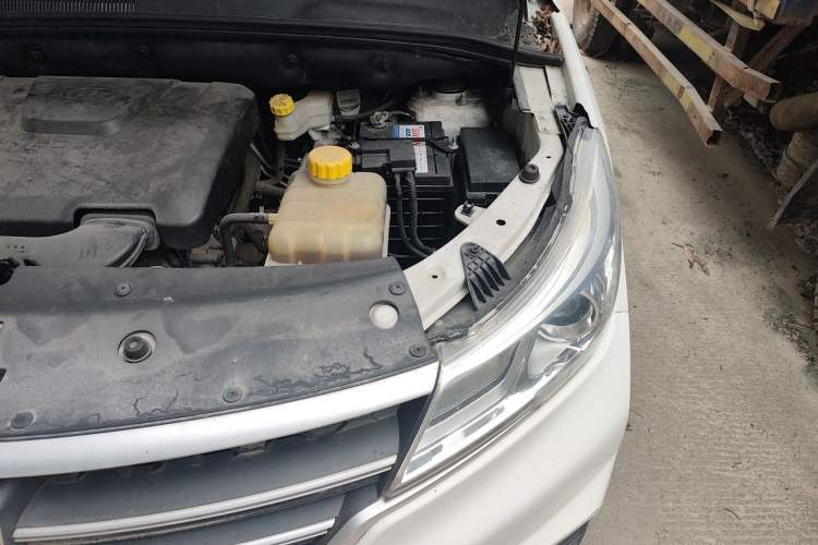 Used Baojun 730 2019 1.5L Manual Fashion Model 7-seater National V Engine Bay Left