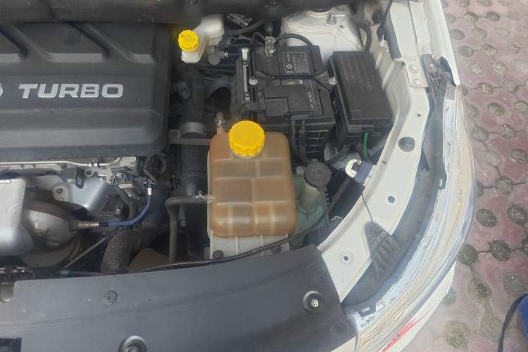 Used Baojun 730 2019 1.5T Manual Fashion Model 7-seater China VI Engine Bay Left