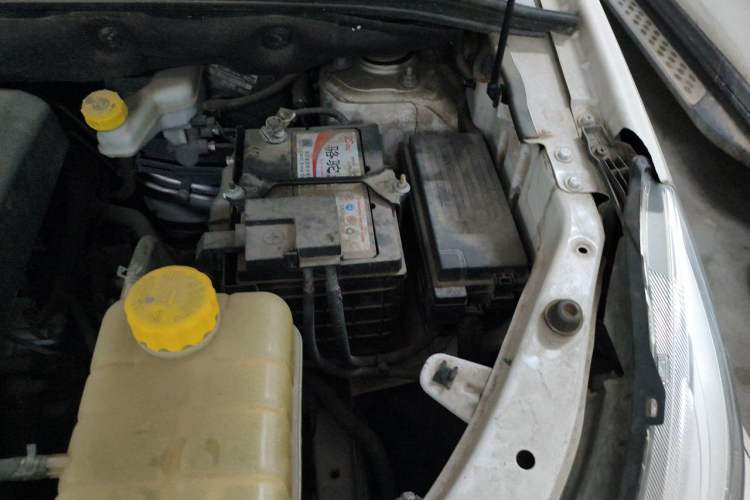 Used Baojun 730 2019 1.5L Manual Fashion Model 7-seater National V Engine Bay Left