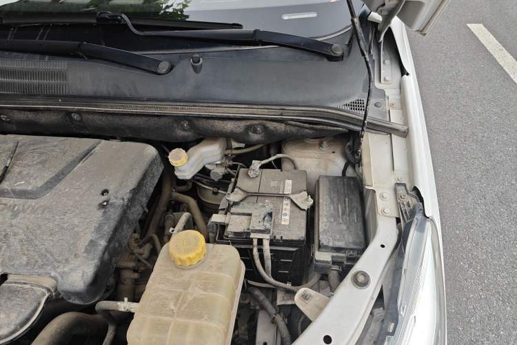 Used Baojun 730 2019 1.5L Manual Fashion Model 7-seater National V Engine Bay Left