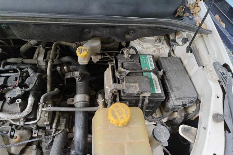 Used Baojun 730 2019 1.5T Manual Fashion Model 7-seater National V Engine Bay Left