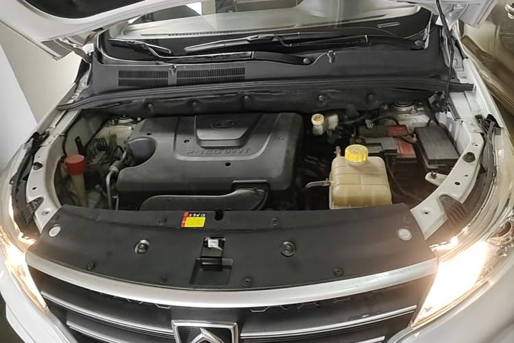 Used Baojun 730 2019 1.5L Manual Fashion Model 7-seater National V Engine Bay