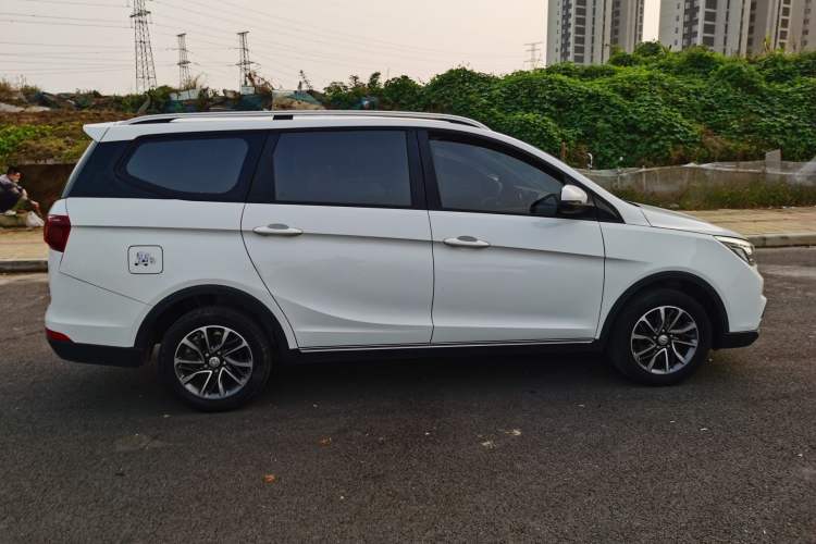 Used Baojun 730 2019 1.5L Manual Fashion Model 7-seater National V Exterior 2