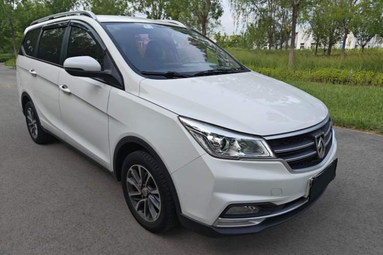 Used Baojun 730 2019 1.5L Manual Fashion Model 7-seater China VI Front Right 45 Deg