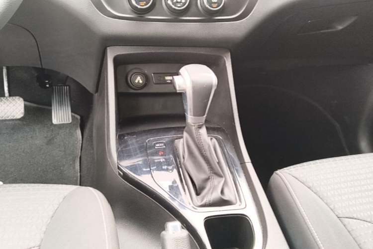 Used Baojun 730 2019 1.5T CVT Fashion Model 7 Seats China VI Emission Standard Gear Lever