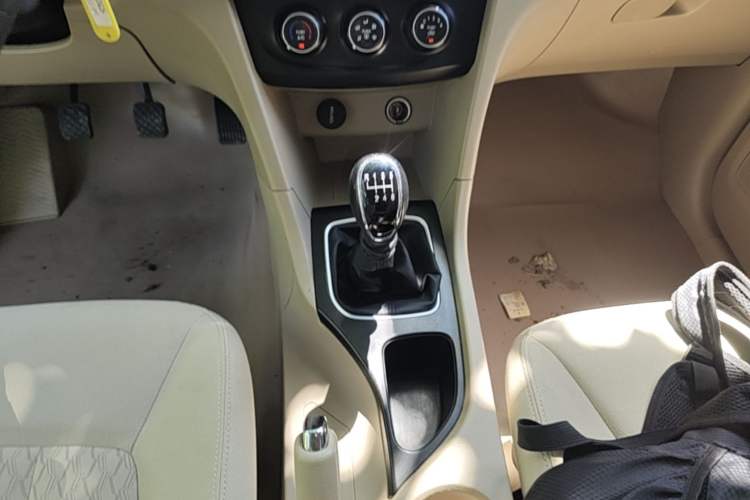 Used Baojun 730 2019 1.5L Manual Value Edition 7 Seats China VI Emission Standard Gear Lever
