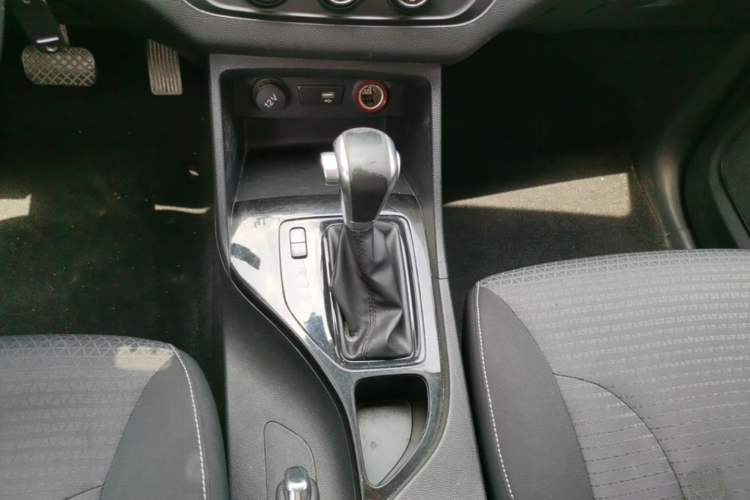 Used Baojun 730 2019 1.5T CVT Fashion Model 7 Seats China V Emission Standard Gear Lever