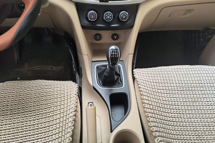 Used Baojun 730 2019 1.5L Manual Value Edition 7 Seats China VI Emission Standard Gear Lever