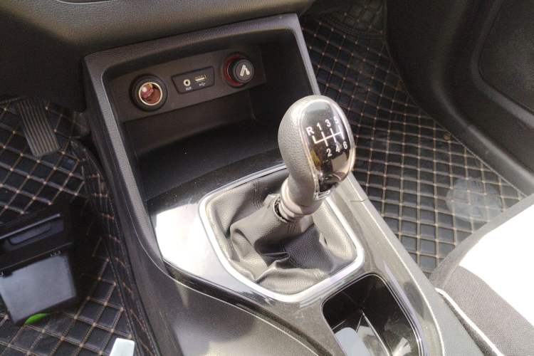 Used Baojun 730 2019 1.5T Manual Fashion Model 7-seater National V Gear Lever