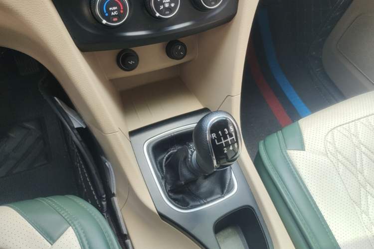 Used Baojun 730 2019 1.5L Manual Value Edition 7 Seats China VI Emission Standard Gear Lever