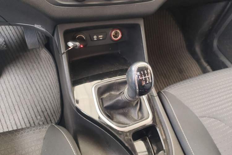 Used Baojun 730 2019 1.5T Manual Fashion Model 7-seater National V Gear Lever