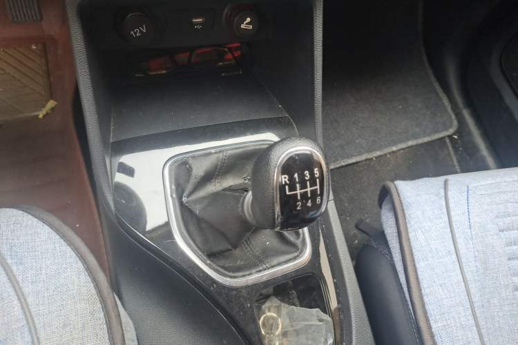 Used Baojun 730 2019 1.5L Manual Fashion Model 7-seater China VI Gear Lever
