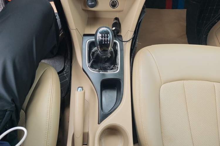 Used Baojun 730 2019 1.5L Manual Value Edition 7 Seats China VI Emission Standard Gear Lever