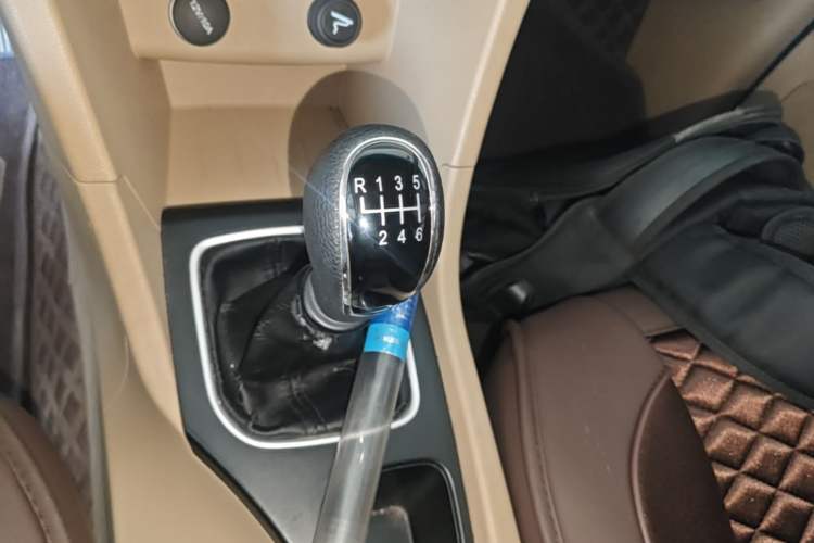 Used Baojun 730 2019 1.5L Manual Value Edition 7 Seats China VI Emission Standard Gear Lever