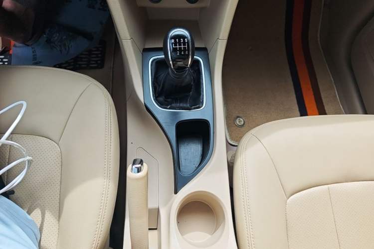 Used Baojun 730 2019 1.5L Manual Value Edition 7 Seats China VI Emission Standard Gear Lever