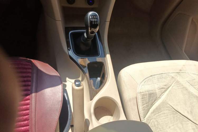 Used Baojun 730 2019 1.5L Manual Value Edition 7 Seats China VI Emission Standard Gear Lever