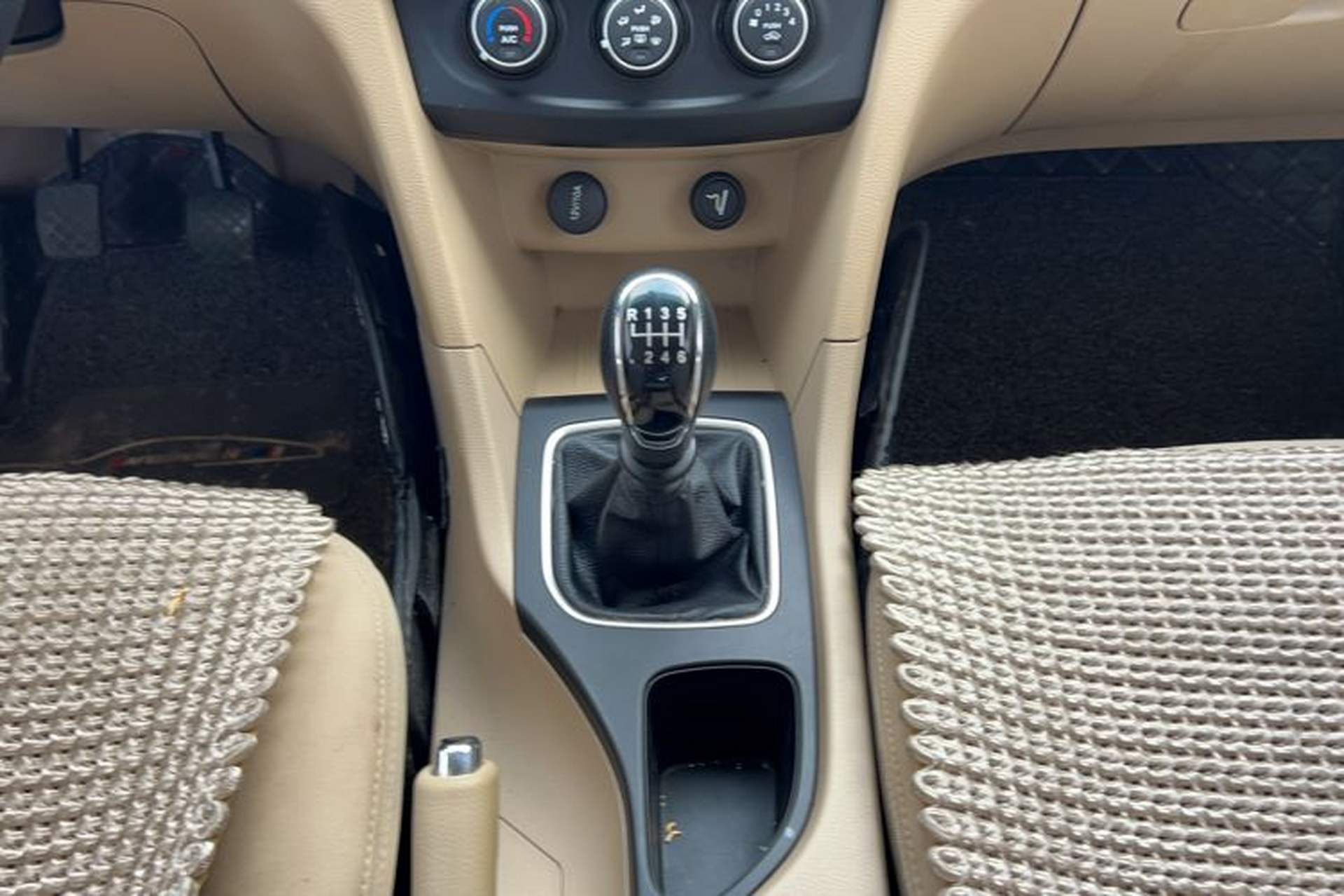 Used Baojun 730 2019 1.5L Manual Value Edition 7 Seats China VI Emission Standard Gear Lever
