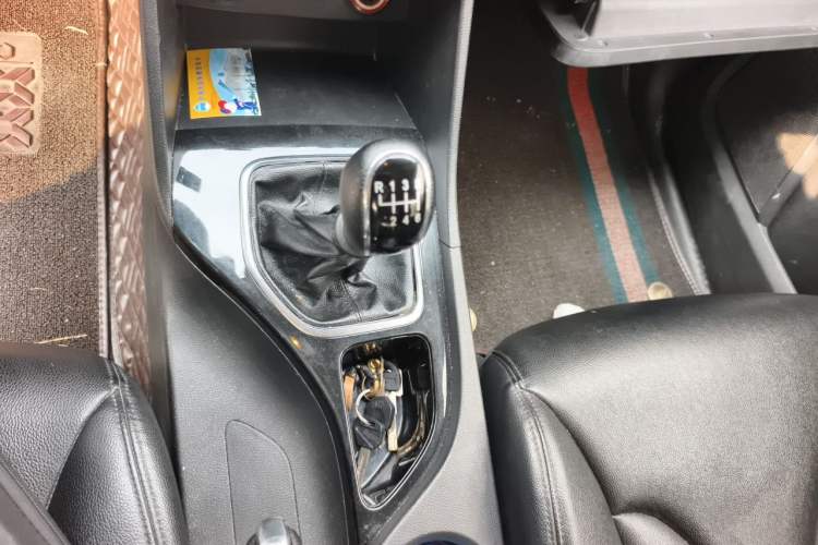 Used Baojun 730 2019 1.5L Manual Fashion Model 7-seater China VI Gear Lever