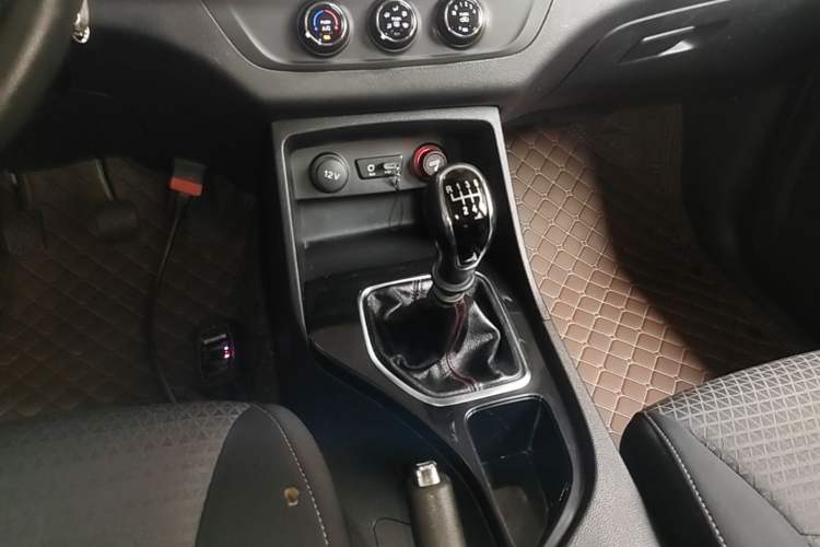 Used Baojun 730 2019 1.5L Manual Fashion Model 7-seater National V Gear Lever