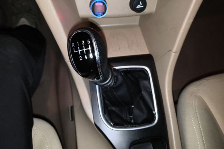 Used Baojun 730 2019 1.5L Manual Value Edition 7 Seats China VI Emission Standard Gear Lever
