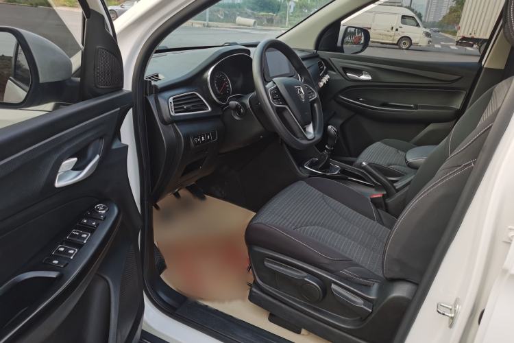 Used Baojun 730 2019 1.5L Manual Fashion Model 7-seater National V Interior 1