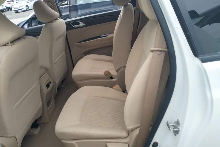 Used Baojun 730 2019 1.5L Manual Value Edition 7 Seats China VI Emission Standard Interior 2
