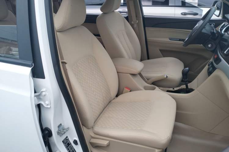 Used Baojun 730 2019 1.5L Manual Value Edition 7 Seats China VI Emission Standard Interior 3
